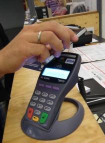 MaterCard Paypass érintés nélküli fizetés. Mobil fizetés, bankkártya.